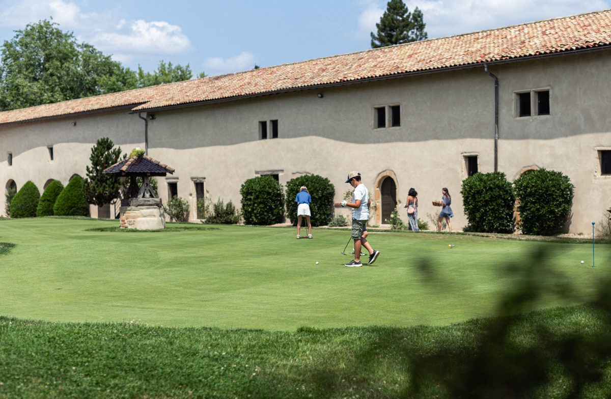 Golf en Dombes : pourquoi le Domaine du Gouverneur est une destination idéale pour débuter ou se perfectionner